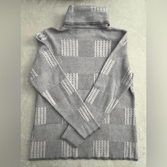 Belldini Gray and White Checkered Turtleneck Sweater, Size L - Picture 12 of 12